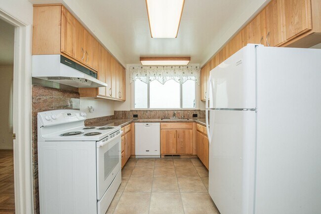 Building Photo - 3 Bed, 1.5 Westlake Detached Doelger Unfur...