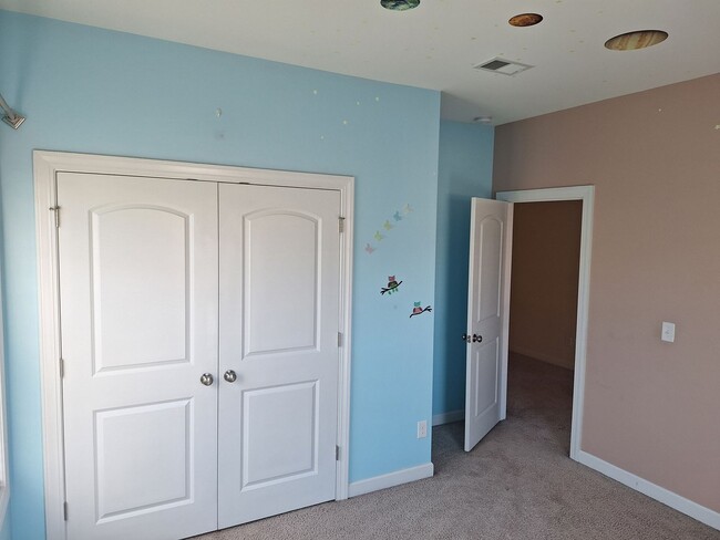 Building Photo - MARCH MOVE IN SPECIAL - $300 off FIRST FUL...