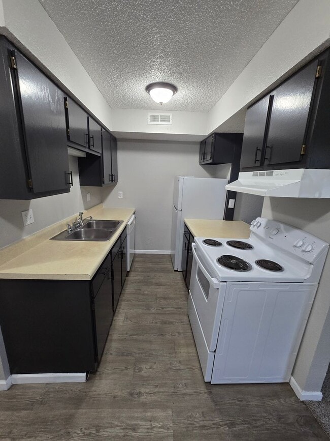 Building Photo - 2 Bedroom 1 Bathroom Apartment in heart of Osage Beach!