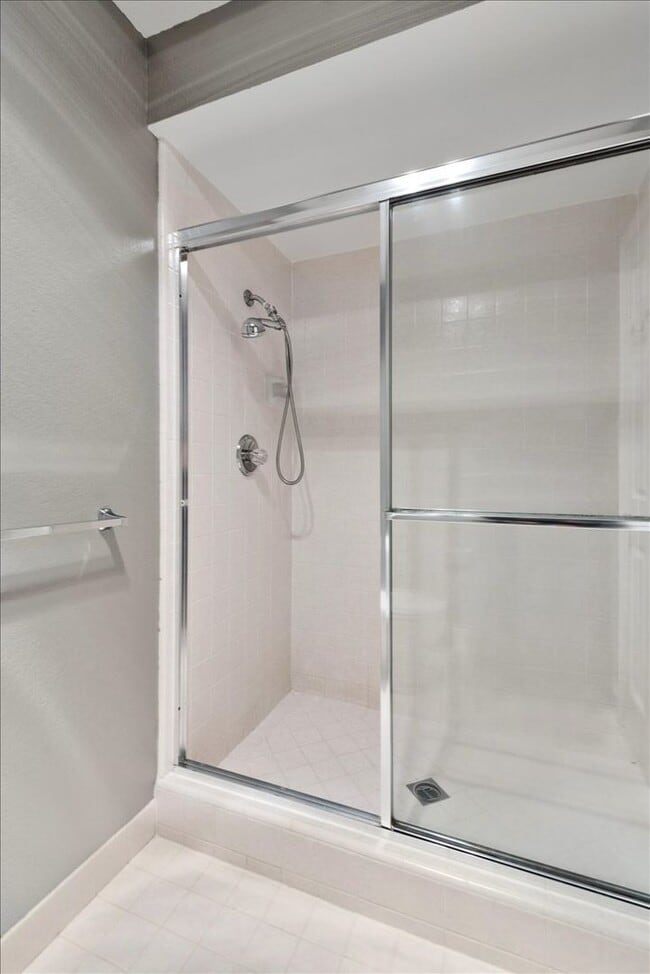 Building Photo - Beautiful 3 bed 2 bath condo near Downtown...
