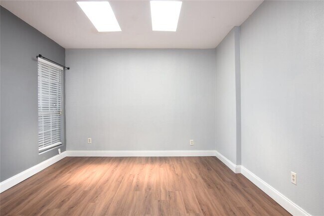 Building Photo - 940 Wycliffe Dr