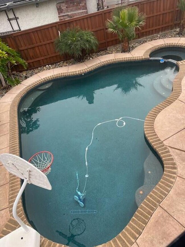 Building Photo - FAIR OAKS BEAUTY WITH POOL, SPA & SOLAR!!