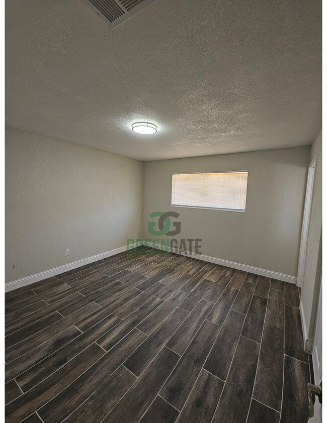 Building Photo - 901 Valente Way