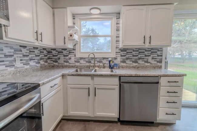 Building Photo - Bright & Updated 4-Bedroom Home Close to Everything
