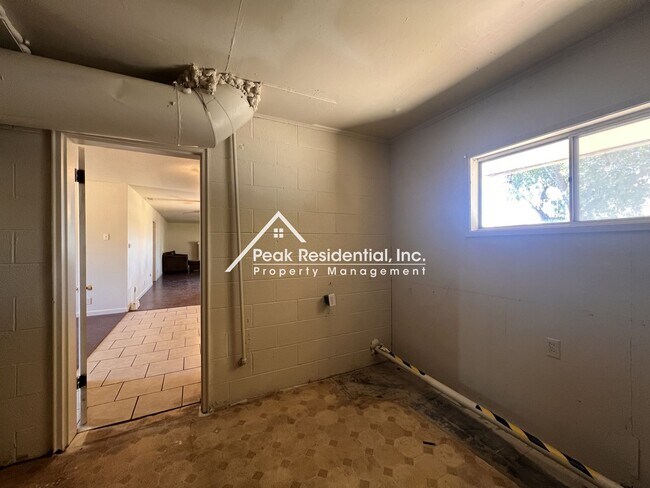 Building Photo - 3201 Leona Cir