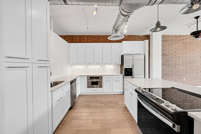 Building Photo - $2,500 - 1 Bed 1 Bath Condo with Central A...