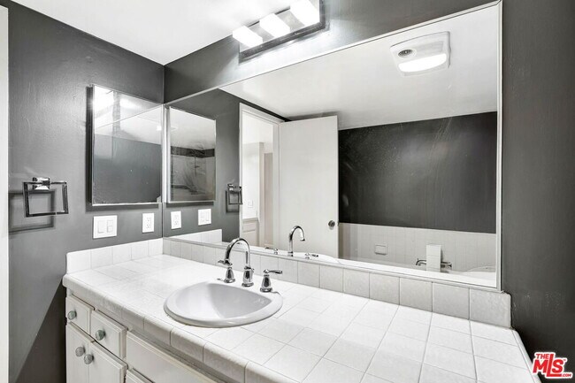 Building Photo - 1900 Vine St