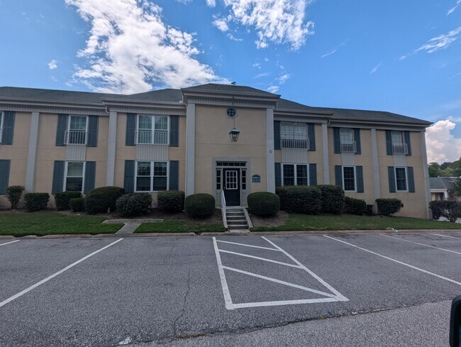 Building Photo - 3600 Chateau Dr