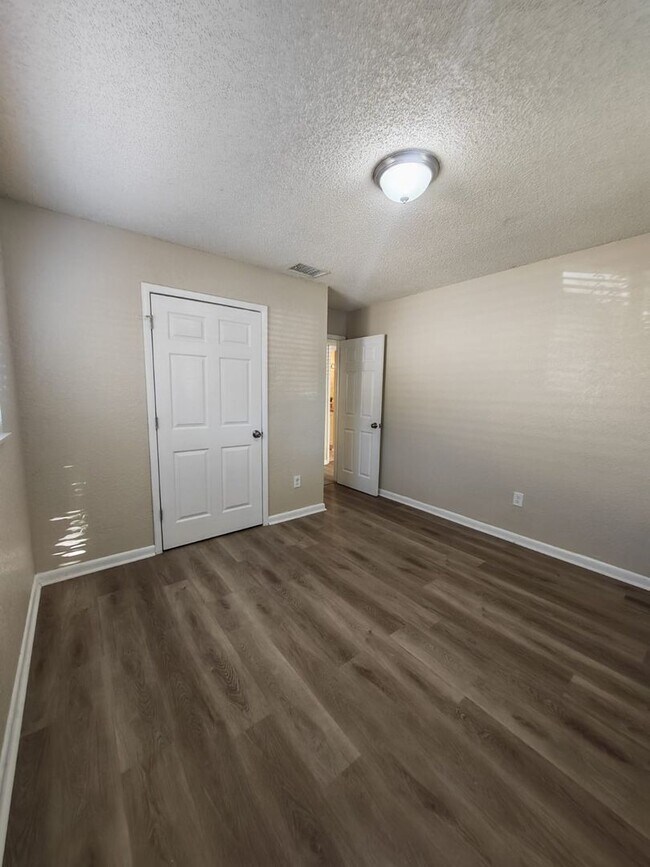 Building Photo - 1120 Union St S