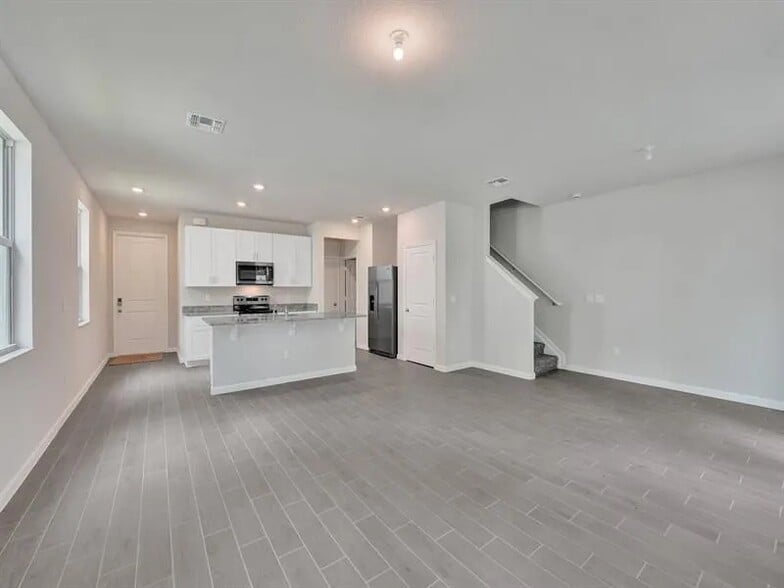 Building Photo - 5671 Enclave Dr