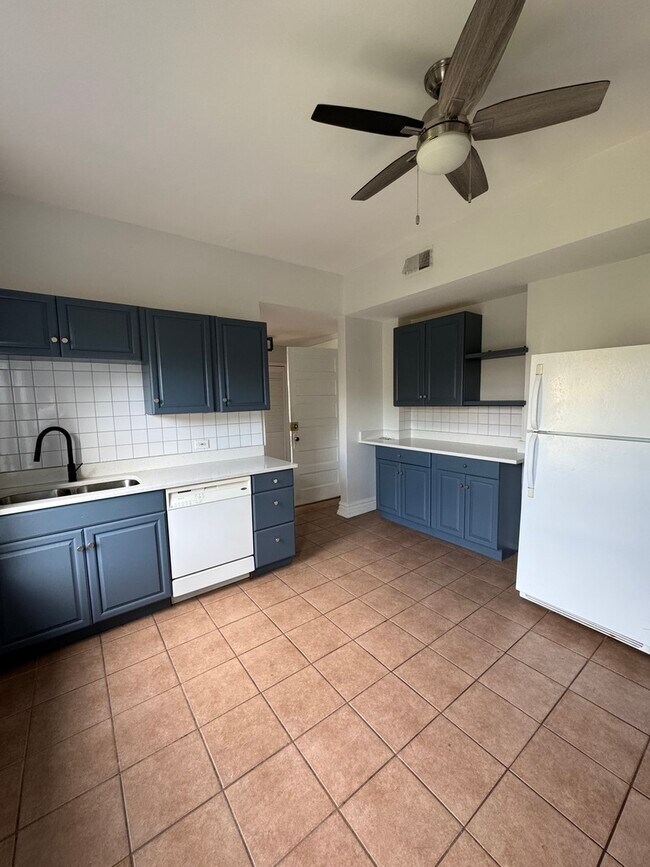 Building Photo - 2164 N Oakley Ave