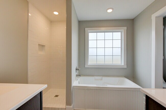 Building Photo - 127 Riverbend Dr