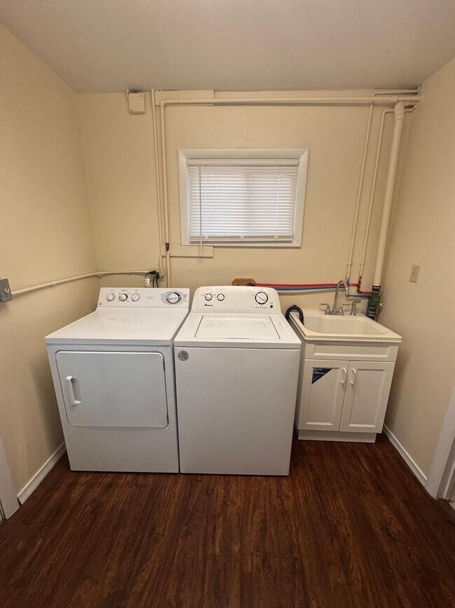 Building Photo - 3504 Oakview Dr