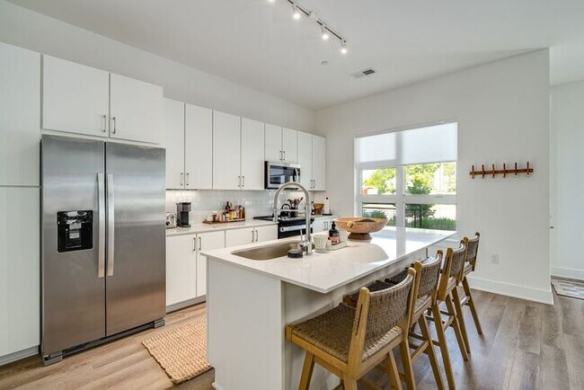 Building Photo - Fully Furnished near Soccer stadium