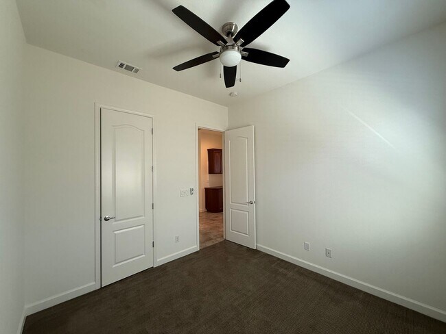 Building Photo - Lake front single story home in gated community!