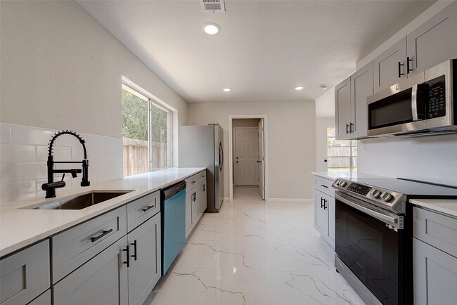 Building Photo - 12055 Fairpoint Dr