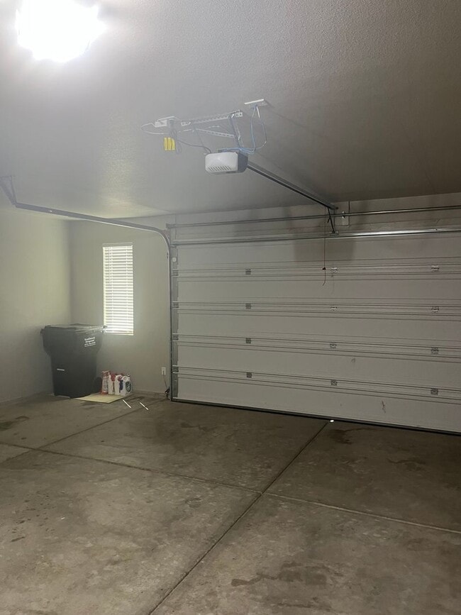 Building Photo - Beautiful Like New 4 Bedroom 3 Bathroom ho...
