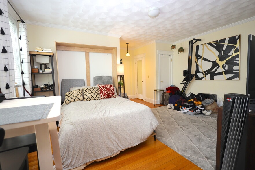 Building Photo - 118 Riverway