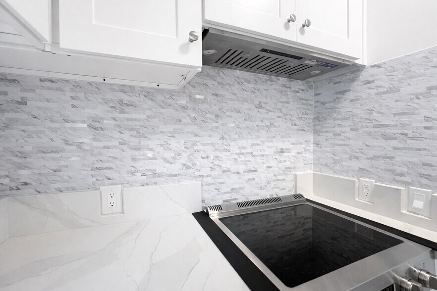 Building Photo - 6905 Noble Ave