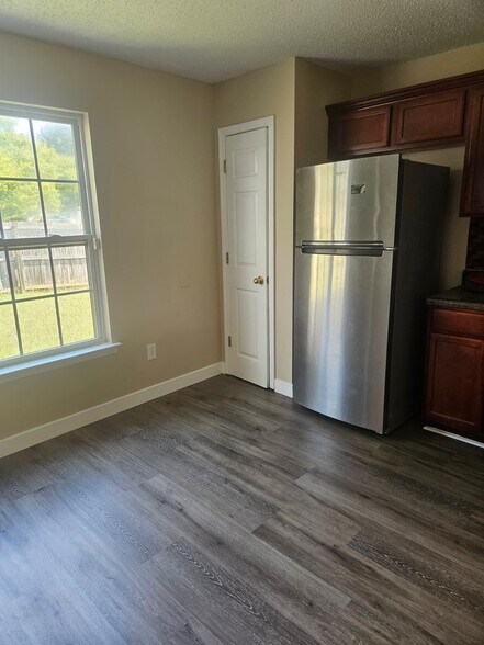Building Photo - 500 Jaclyn Cir