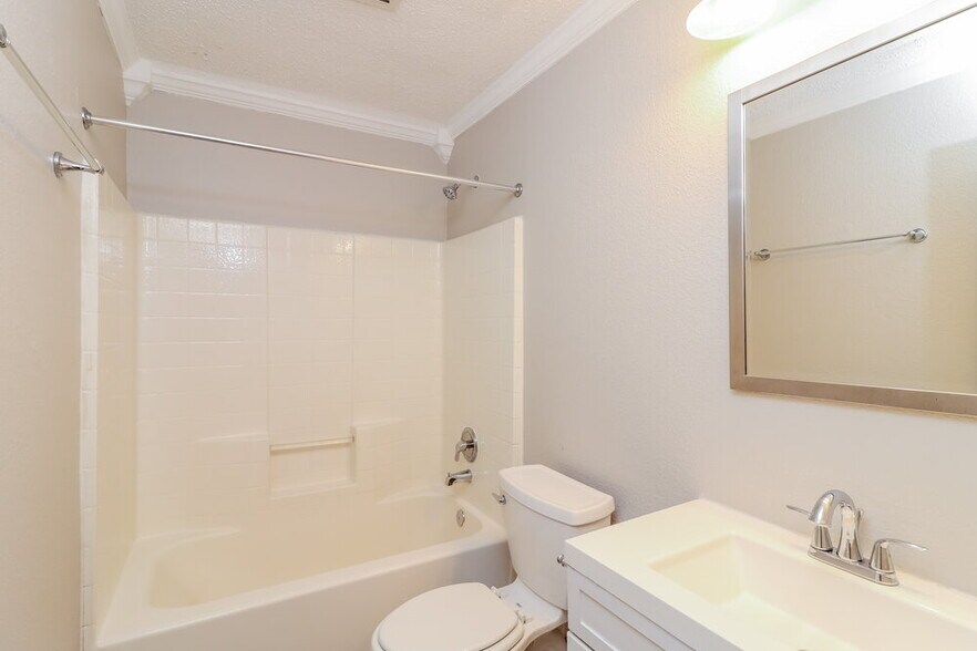 Building Photo - 709 Cumberland Dr
