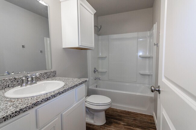 Building Photo - 2002 Kenwood Ave