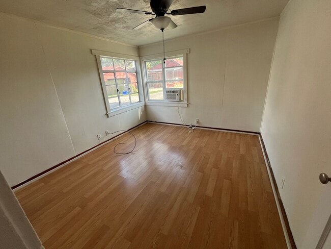 Building Photo - One Bedroom House in Roxana
