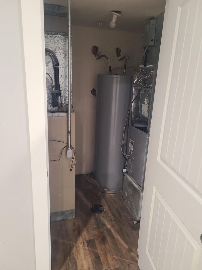 Building Photo - 17th St 6 Plex