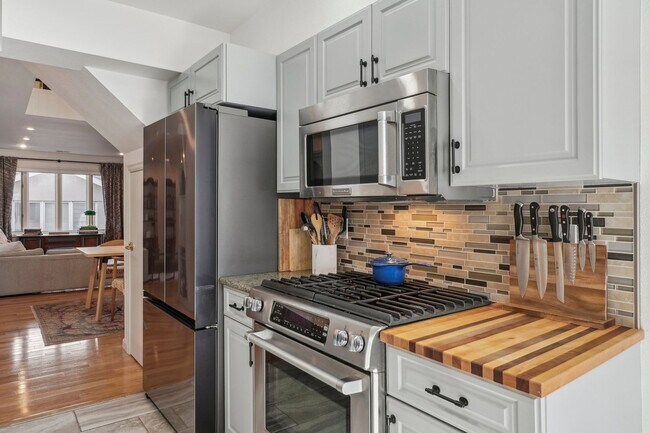 Building Photo - HALF MONTH RENT FREE!!!! GORGEOUS Brick To...