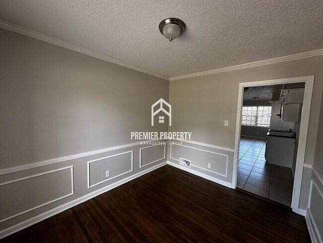 Building Photo - 3044 S Mendenhall Rd