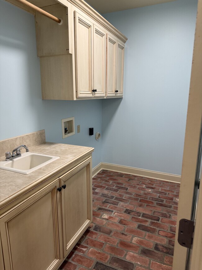 Building Photo - 103 Lakeshore Dr