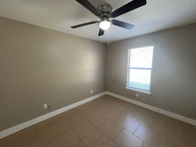 Building Photo - 709 Lisa Ln