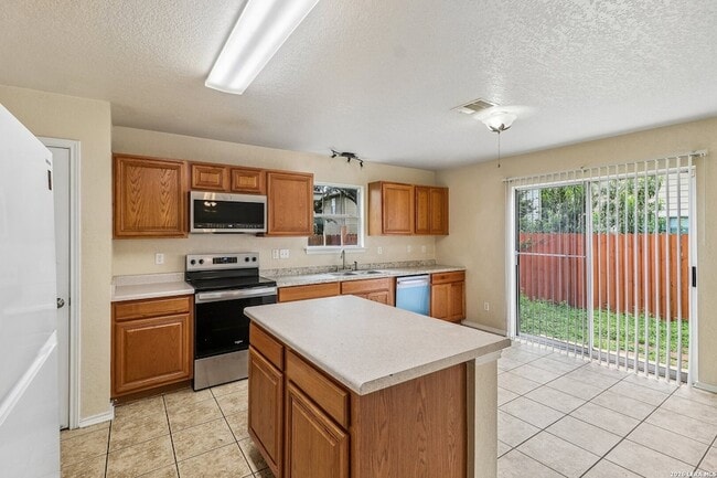 Building Photo - 407 Amberdale Oak