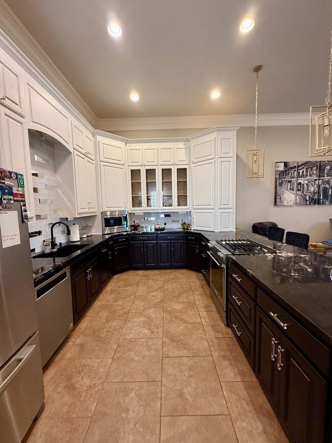 Building Photo - Must See this Beautiful  3/2 Townhome  Ava...