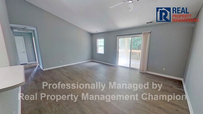 Building Photo - 3 BD/2 BA Upper Unit Condo in Hawthorne Park