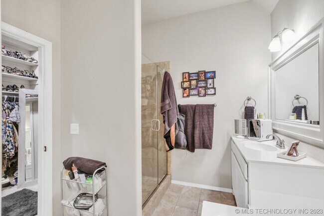 Building Photo - Beautiful 4 Bed 2 Bath Home with 2 car gar...