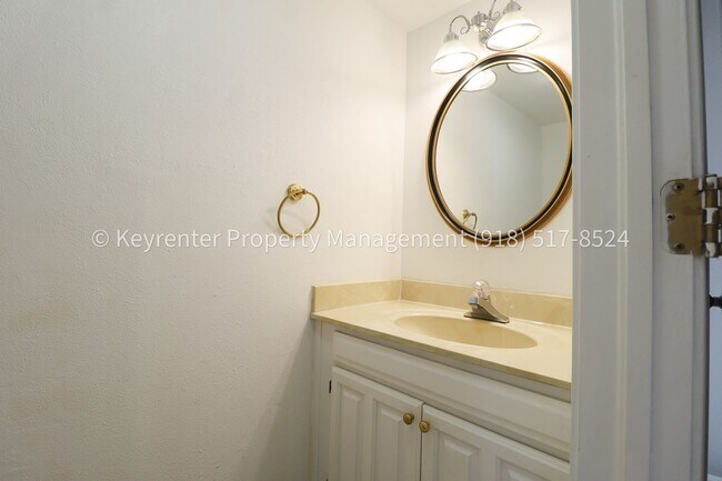 Building Photo - Beautiful South Tulsa 2 bedroom 1.5 Bath Condo! Available Now!