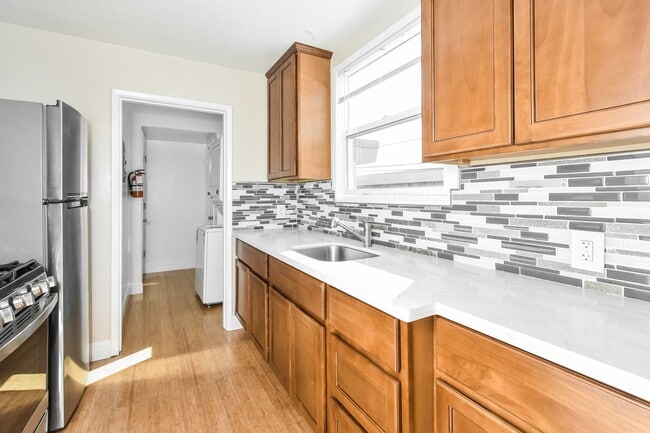 Building Photo - Sweet & Charming 2 Bedroom Richmond Apartment