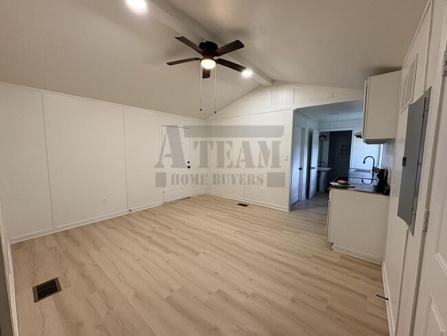 Building Photo - Beautifully updated 2-bedroom, 2-bathroom home