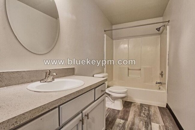 Building Photo - 3 Bed, 2 Baths Home in North Image Neighborhood with Large Yard