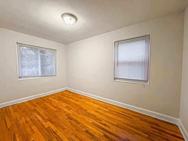 Building Photo - Beautiful 3 Bed 1 Bath End Row Brick Townhouse With Fenced In Yard In River Terrace