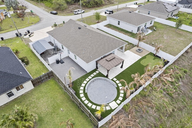 Building Photo - 681 SW Millard Dr