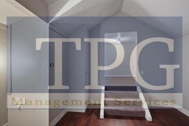 Building Photo - Newly Renovated, Pet Friendly Home in KCMO!