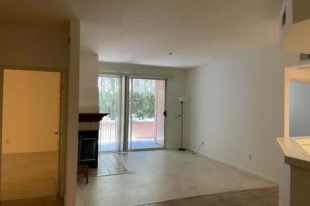 Building Photo - 640 Camino De La Reina