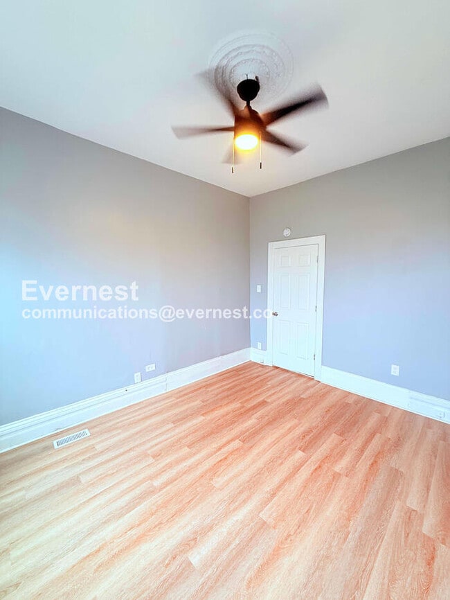 Building Photo - 3 Bed/1 Bath Home with Off-Street Parking / Pet-Friendly / Available Now!