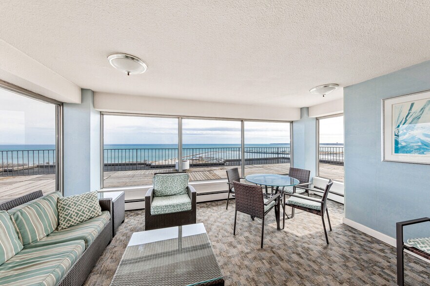 Solarium / party room & roofdeck - 1919 N Summit Ave