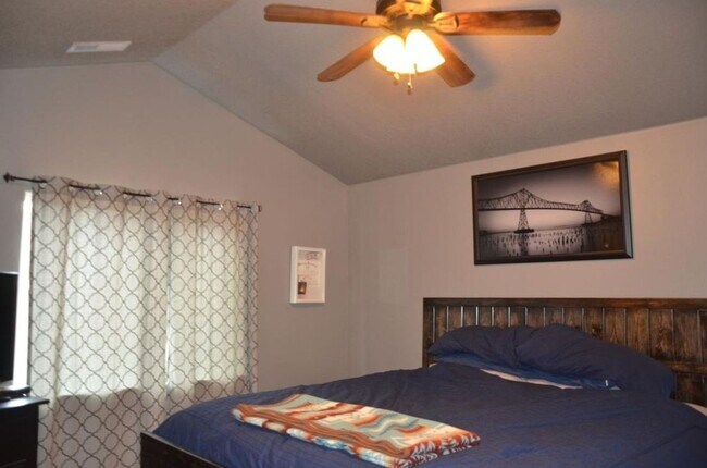 Building Photo - North Plains Single Family Home