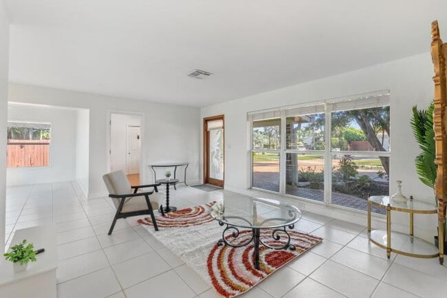 Building Photo - 1001 SE 5th Ave