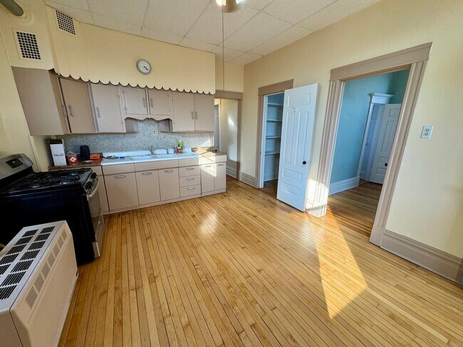 Building Photo - 1331 N Maplewood Ave