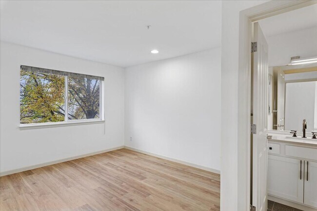 Building Photo - Prime Maple Leaf Bright 2-Bed 2-Bath Corne...